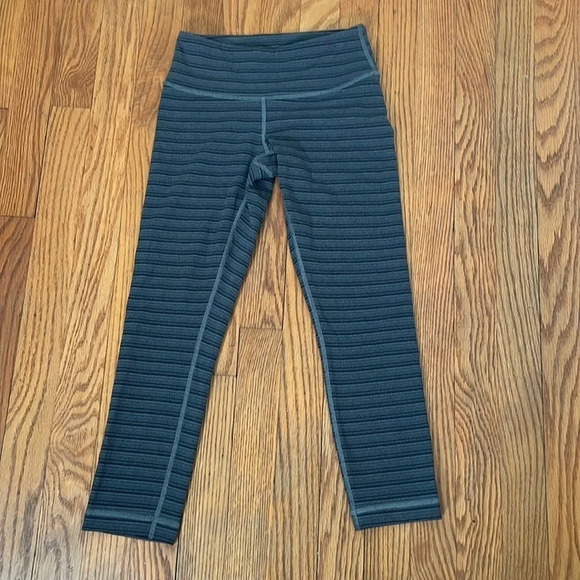 Lululemon Wunder Under Crop II Textured Stripe Slate Deep Coal size 2 - Picture 3 of 9